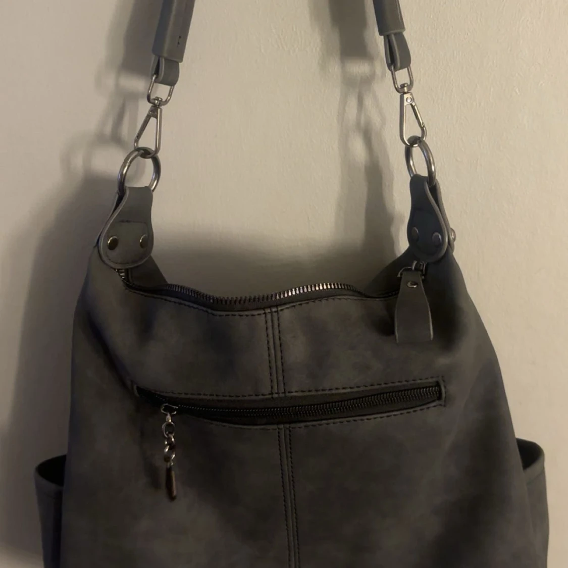 Svart axelväska i mockaimitation - 2