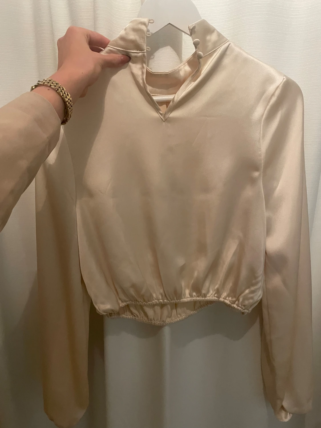 Champagnefärgad satinblus från Bik Bok - 2