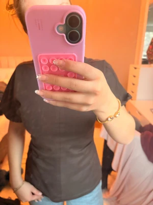 Brun basic insydd t-shirt från Only - En enkel brun t-shirt som är lätt insydd vid midjan för att framhäva kroppsformen. Bara använd fåtal gånger så är som i nyskick. Pris kan diskuteras och om man har några frågor eller funderingar är det bara att höra av sig/ mvh Amanda❣️