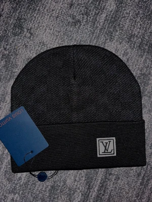 L mössa - Helt ny och oanvänd 