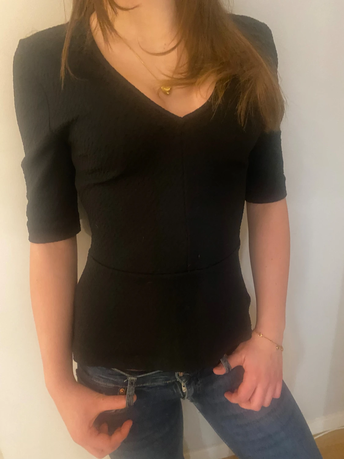 Svart v-ringad blus med trekvartsärm - 2