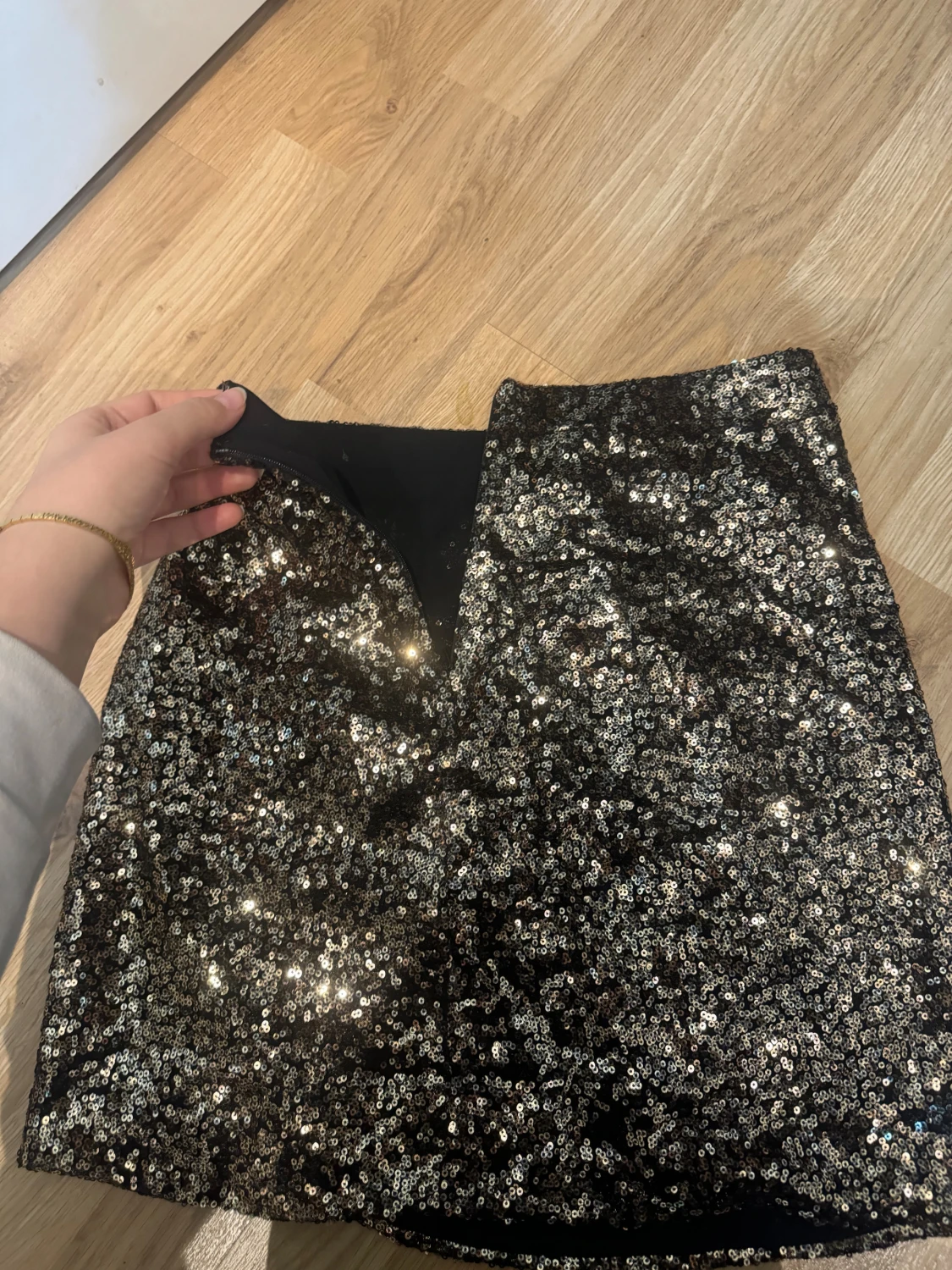 Glittrig svart minikjol från NLY Icon - 1