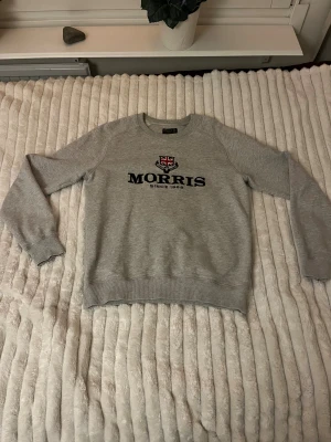 Grå sweatshirt från Morris,  - Snygg grå tröja från Morris. Väldigt bra skick på tröjan andvänd fåtal gånger. Skriv gärna om frågor eller fler bilder. 