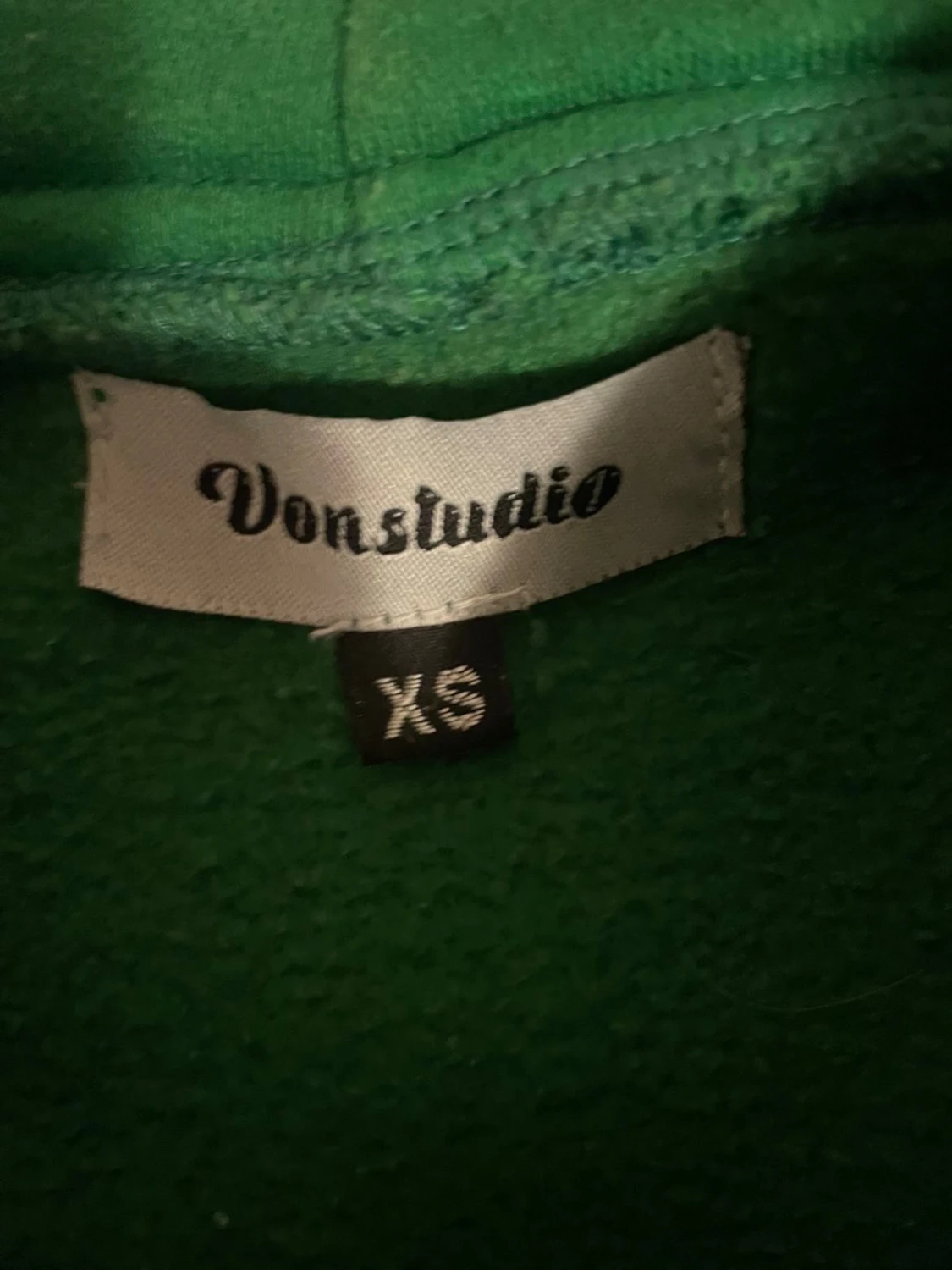 Hoodie med glittertryck från Vonstudio  - 1