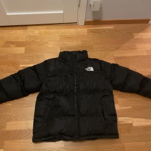 North Face Jacka - Säljer en svart dunjacka från The North Face. Perfekt för kalla dagar med sin pufferdesign som håller värmen. Klassisk och stilren design med The North Face-logga på bröstet. Storlek M👊