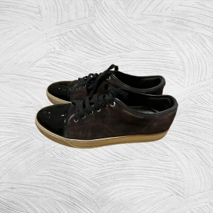 Lanvin Cap Toe  - Hej här säljer jag ett par Lanvins i storlek 44. Dår är i ett fint skick, lite sliten undersula- sista bilden! Hör av dig vid prisförslag!