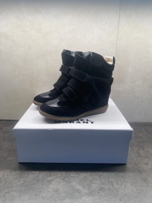 Isabel marant skor - Ett par riktigt stiliga isabel marant skor i storlek 37. Dessa skor passar perfekt till det mesta, skicket på dessa skor är 9,5/10 och är använda 1-3 gånger. Skriv vid minsta intresse eller fråga😇