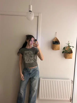 Grå Brandy Melville t-shirt - Säljer en grå t-shirt från Brandy Melville. 