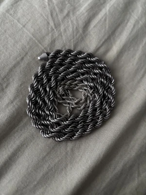 Tjockt silverhalsband 925 och armband 925 - Säljer ett chunky halsband och matchande armband i äkta 925 silver. Kedjan lite missfärgad eller så är de gammalt silver kvitto finns på den om ni är oroliga för falska saker. Kedjan för 3.2 tusen men paketet blir det 4 tusen 