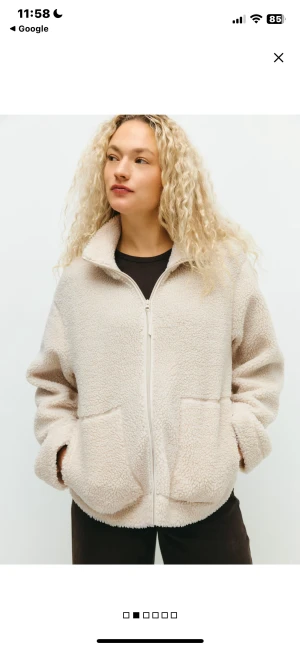 Teddy jacka - Säljer min fina teddy jacka från HM💓 storlek s, använd och tyget som sitter på dragkedjan har gått sönder så är tyvärr inte kvar! Se bild tre! Precis lika snygg ändå och inga andra defekter🥰 