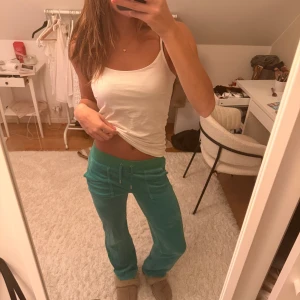 Unika juicy couture byxor  - Säljer ett par super snygga mjukisbyxor med bred midja och snörning framtill från juicy couture. Materialet är super mjukt och skönt. Dem har inga defekter så skicket är 10/10❤️ Storleken är xxs men de passar mig som vanligtvis har S! 