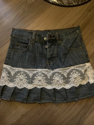 Minikjol - Jätte söt och fin jeanskjol med spets😆 den är ifrån Cheap monday jag har sytt den själv! Storlek 26/30 är ganska liten perfekt att köpa som julklapp till nån