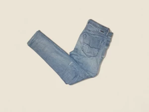 Ljusblå jeans från Diesel - Säljer ett par ljusblå skinny jeans från Diesel med klassisk femficksdesign och snygga slitningar. Jeansen har en smal passform och är tillverkade i mjukt denimtyg som sitter skönt hela dagen. Perfekta för dig som gillar en stilren och modern look. Nypris: 1899. Mitt pris 449