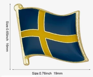 Svensk flagga pin i gult och blått - Cool pin i form av svenska flaggan med blå bakgrund och gul kors, inramad med guldfärgade kanter. Perfekt att sätta på jackan eller väskan för att visa din svenska pride. Storlek 16x19 mm, snygg och stilren design. Den är i metall Passar att sätta på jacka, väska, kavaj eller keps!  