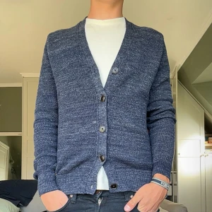 Kofta - Säljer denna stilrena koftan med diskret melerat mönster perfekt inför hösten. Personen på bilden är ca 180 cm lång och väger 70 kg. Tveka inte på att kontakta mig vid minsta fundering🙌