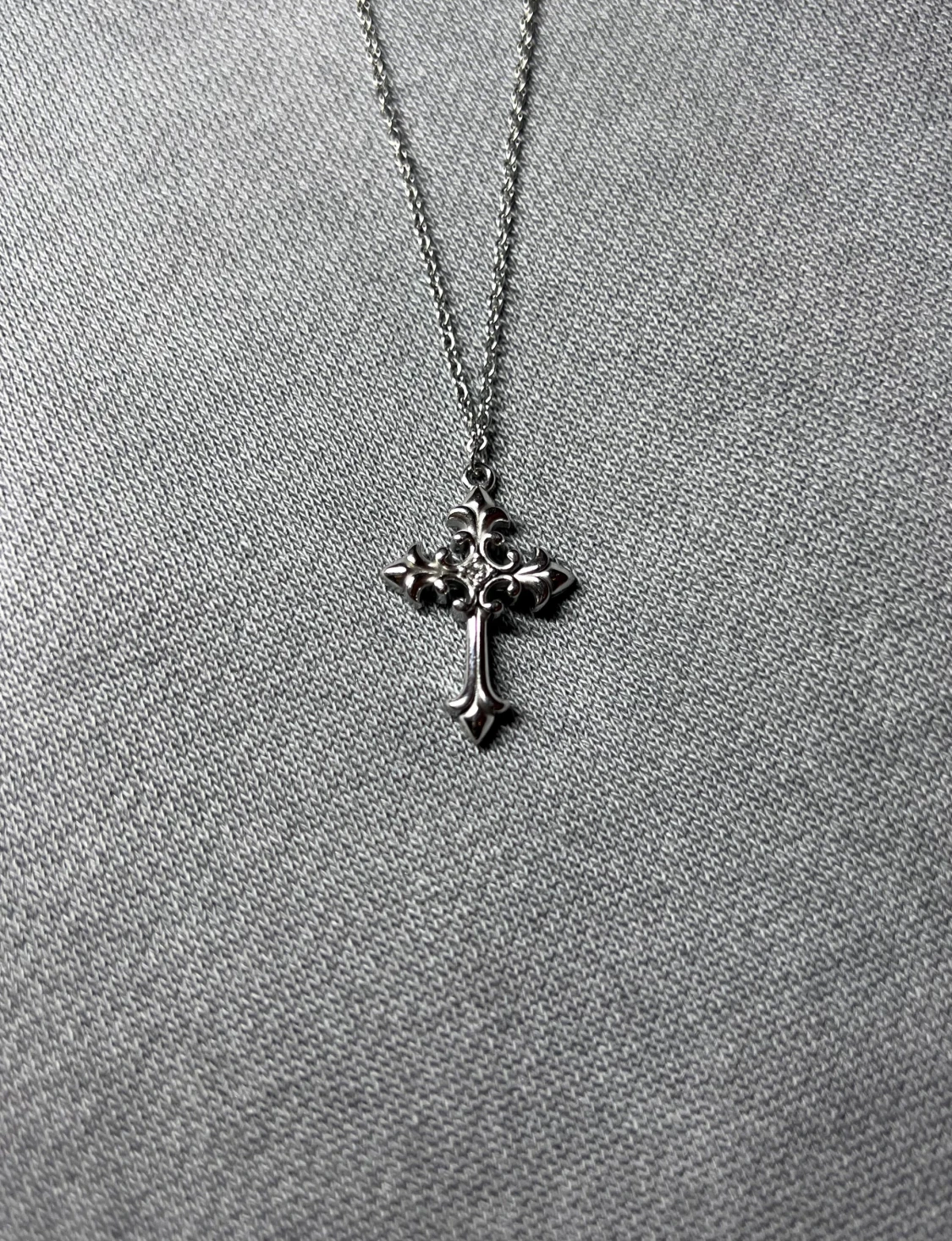 Minimalist Parisian Cross Halsband