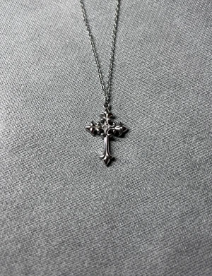 Minimalist Parisian Cross Halsband - · Hänge: 2,5 x 1,7 cm · Kedja: 50 cm, 1,5 mm tjock · Rost- och nickelfri