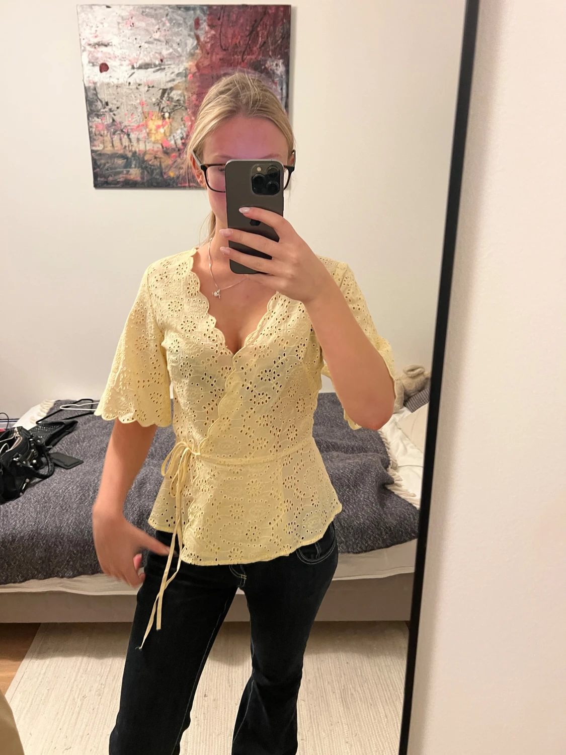 Gul omlottopp med broderade detaljer - 1