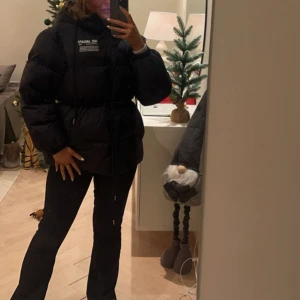 Svart pufferjacka från Axel Arigato  - Använd ett fåtal gånger. Nypris 6000. 