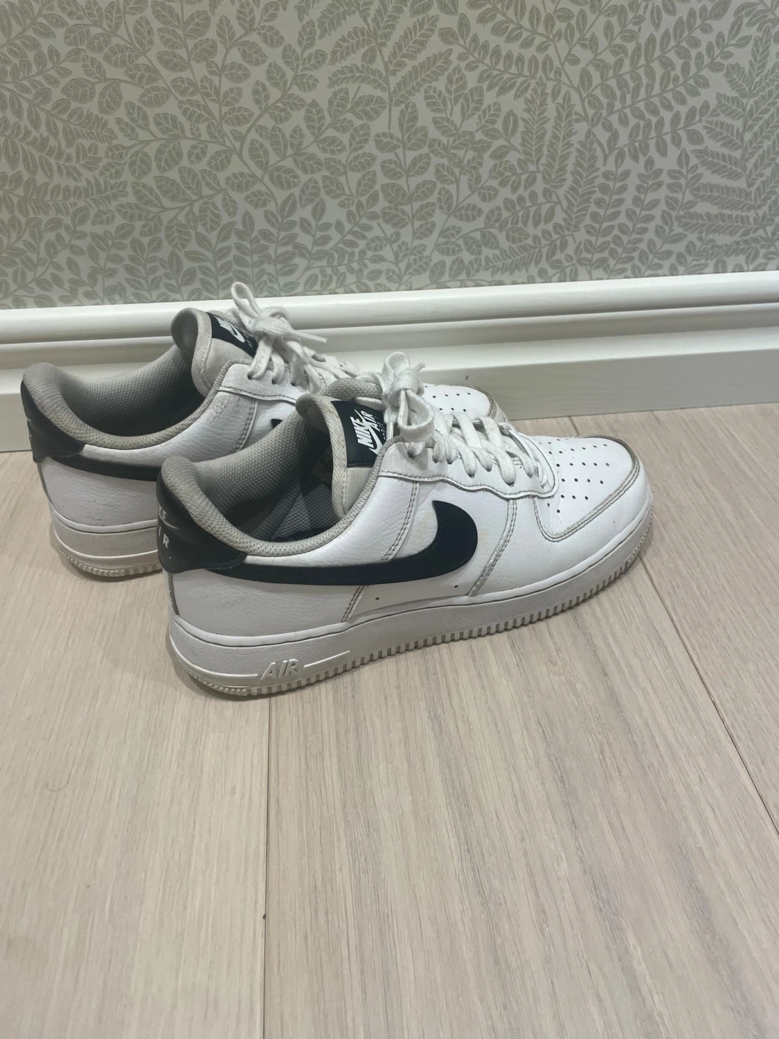 Nike Air Force 1 vita och svarta sneakers