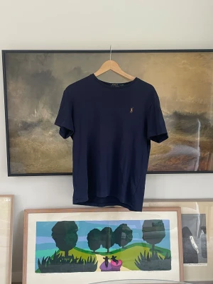 Ralph Lauren T-shirt - Snygg T-shirt från Ralph Lauren | Mycket bra skick, inga skador | Storlek: L fits S | Nypris: 895kr | Vårt pris: 219kr  | Hör av dig vid intresse!