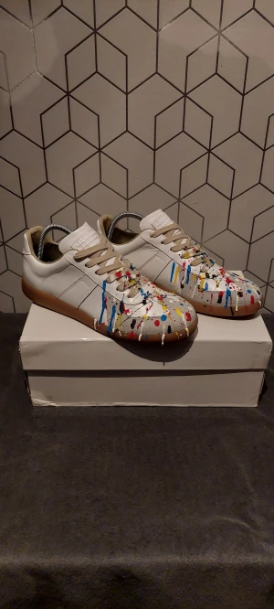 Maison Margiela gats  - Vita Maison Margiela gats med färgstänk || Storlek 41 || box och dustbags medföljer || boxen är lite skadad 