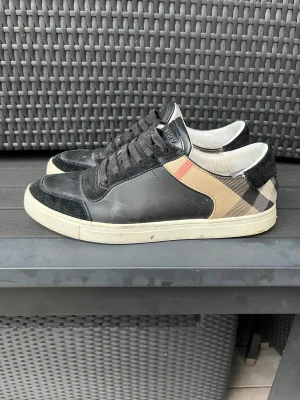 Burberry skor - Tjena, säljer nu dessa riktigt snygga och populära burberry skorna, de är i använt skick men inga större skador utöver ganska smutsiga, endast skorna ingår, hör av er vid frågor och funderingar🙌🤝