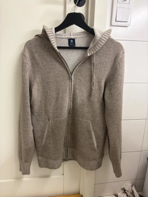 Kashmir Boggi Milano  - Sjukt najs Kashmir  hoodie från Boggie Milano i storlek S. Sjukt najs me skön passform inga defekter. Hör av er vid minsta lilla !!