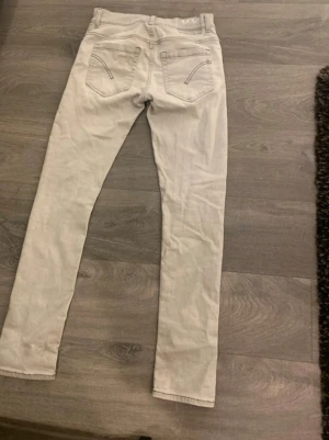 Dondup Jeans - Ett par riktigt feta Dondup Jeans med en grå/vit färg 