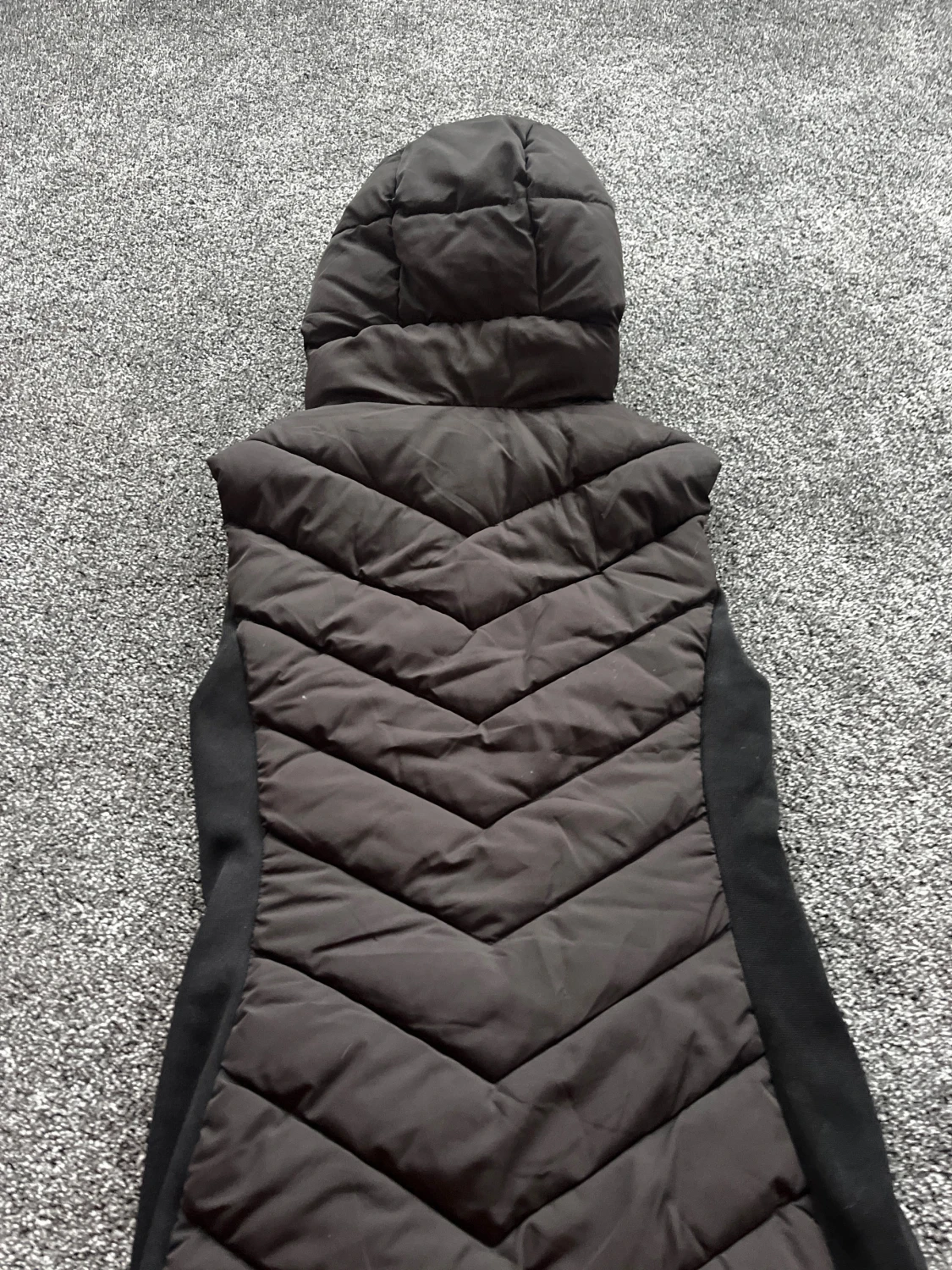 Svart quiltad dunväst från Zara XS