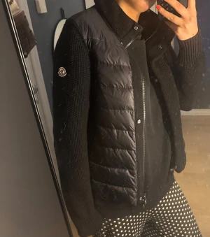 Moncler cardigan  - Skit snygg moncler cardigan svart🖤stl L men passar s-m! QR kod finns som bild visar