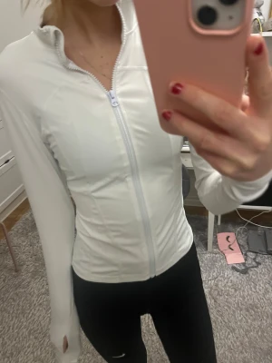 Vit träningsjacka  - Snygg träningsjacka🤍storlek xs, passar även xxs