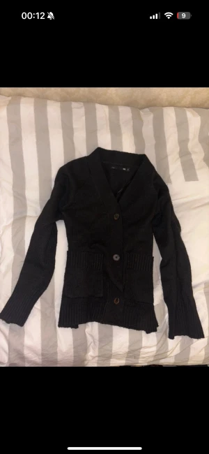 Svart stickad kofta i storlek XS - Svart stickad kofta i storlek XS från Lager 157, använt 1 gång.