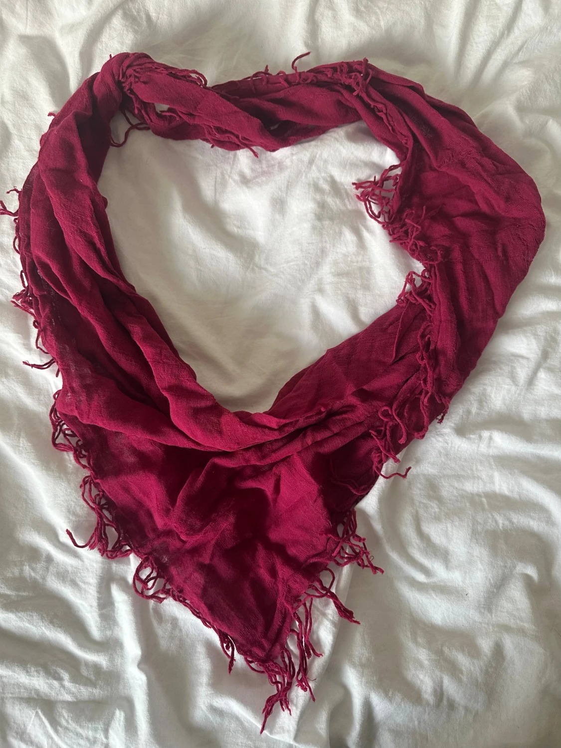 Vinröd tunn halsduk med fransar