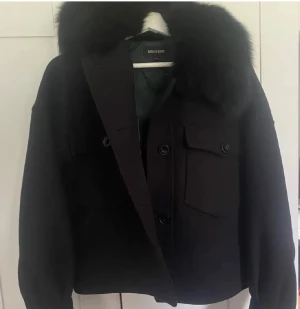 Meotine jacka  - Svart meotine jacka i storlek xs/s passar M också använd men i väldigt fint skick inga hål fläckar osv! Pris kan diskuteras 