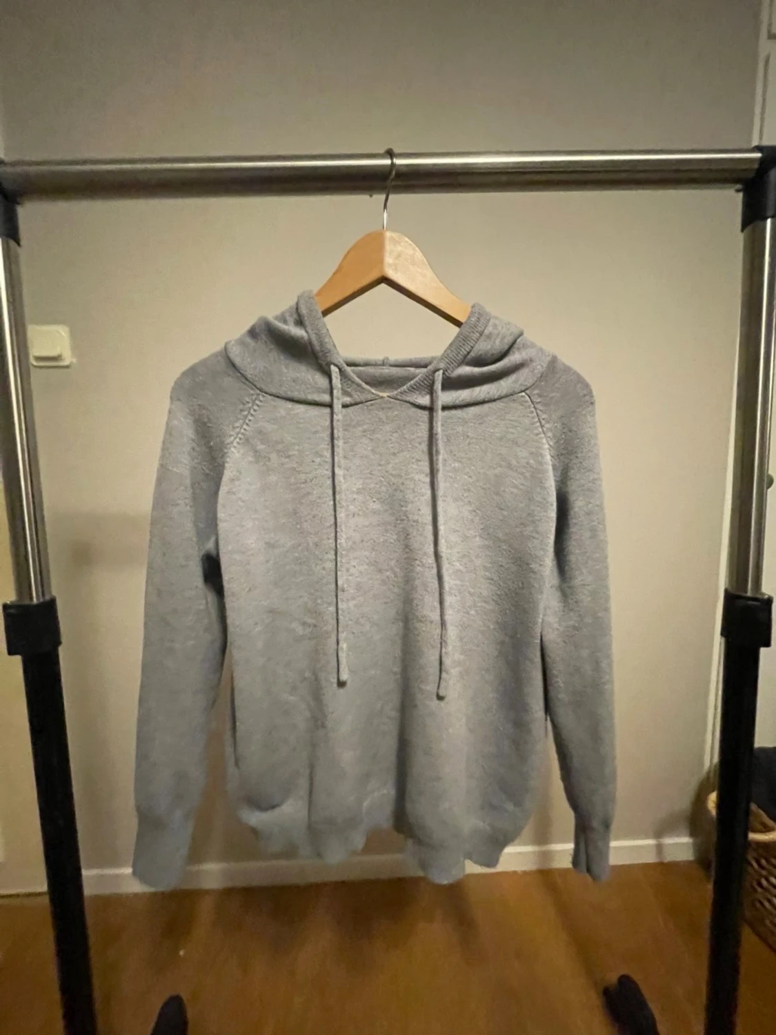 Grå hoodie med snörning