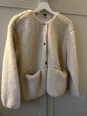 Creme vit teddyjacka  - Säljer denna fina teddyjackan från hm, den kommer aldrig till användning och är nästan helt oanvänd!