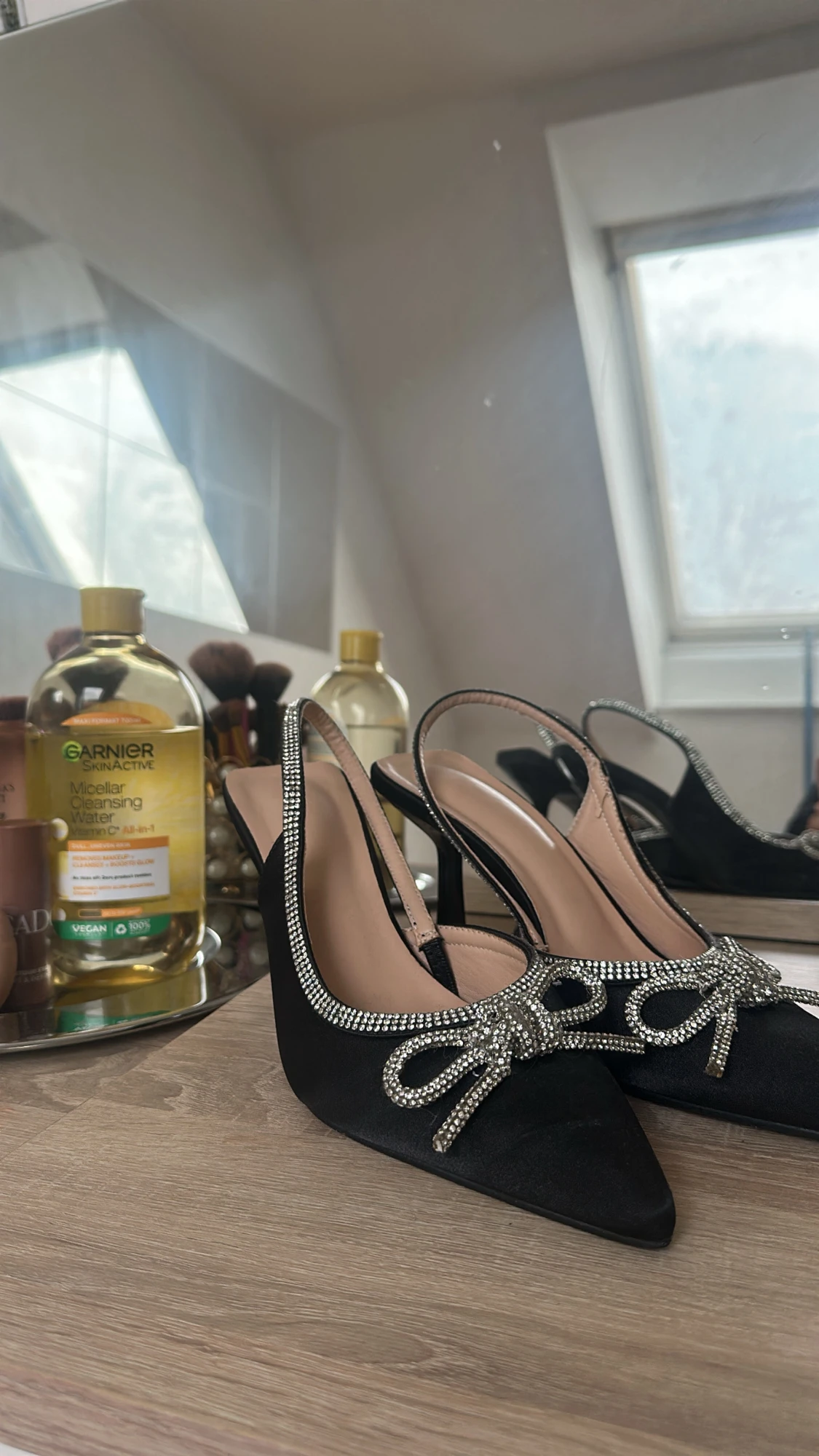 Svarta pumps med strassrosett