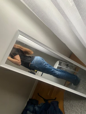 Svart tröja med svarta snören - Säljer min svarta blus/ T-shirt som är knappt använd. Köpte den i somras men den har bara legat i Byron sen dess. Tröjan är från shein. Om ni undrar ngt så kan ni hjärna höra av er till mig 💕