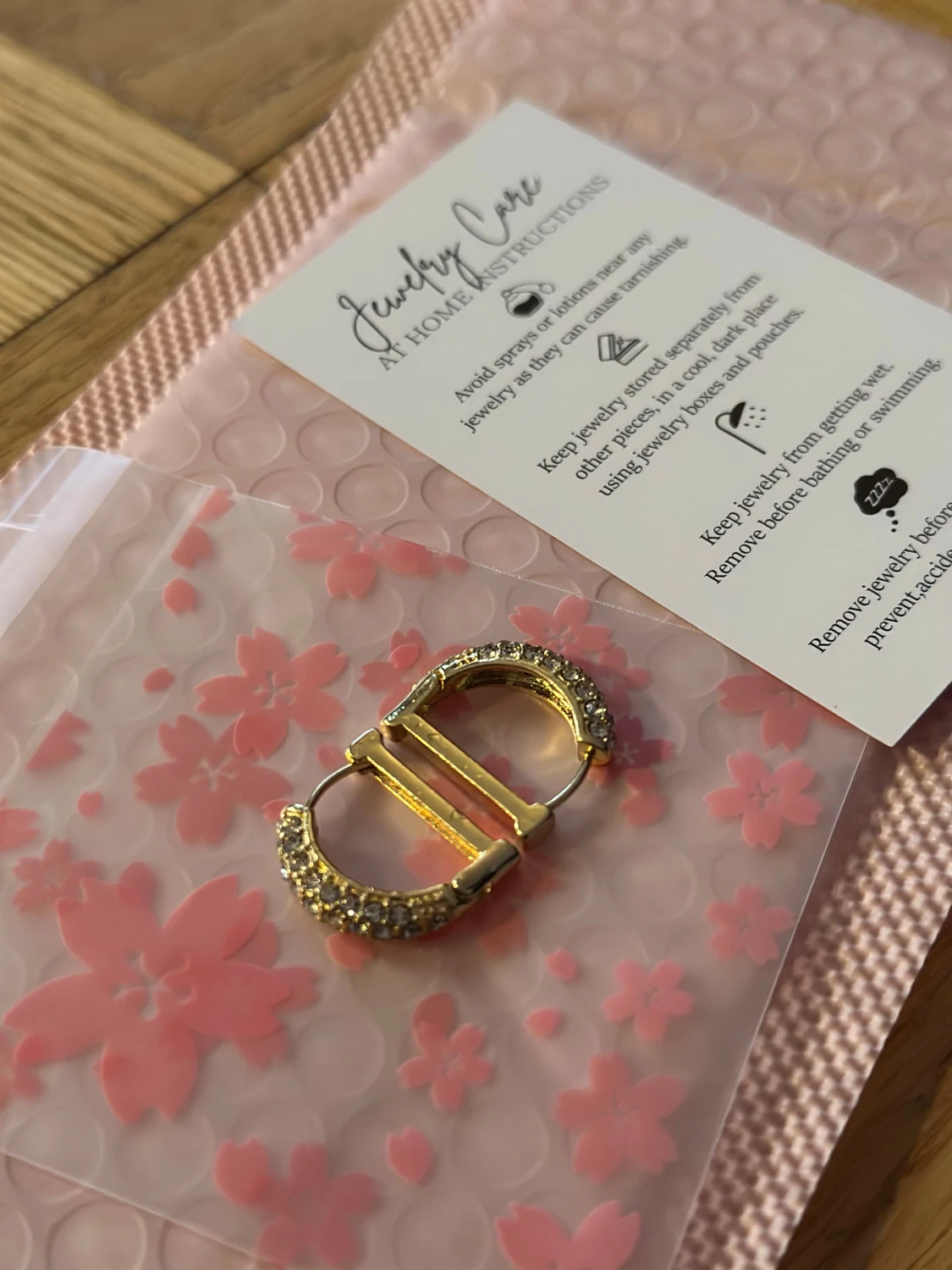 D örhängen i guld med strass - 3