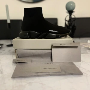 Balenciaga Speed Trainer svarta sneakers - Svarta Balenciaga Speed Trainer sneakers med strumpliknande ovandel i stretchig textil och chunky svart sula. Diskret vit Balenciaga-logga på sidan. Snygg minimalistisk design och superbekväma att bära. Kommer med originalkartong och dustbag.