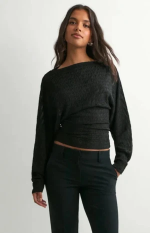 Svart croppad topp med struktur - Helt ny as snygg tppp från Nelly. Säljer en svart croppad topp med lång ärm och snyggt strukturerat tyg. Toppen har en lösare passform upptill och smalnar av vid midjan för en cool siluett. Endast testad aldrig använd! 