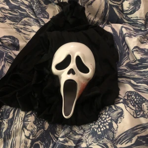 Ghost face kostym - Kan fraktas, köpte här på Plick men har inte kommit till användning så säljer den nu, fråga för mer blider :) 