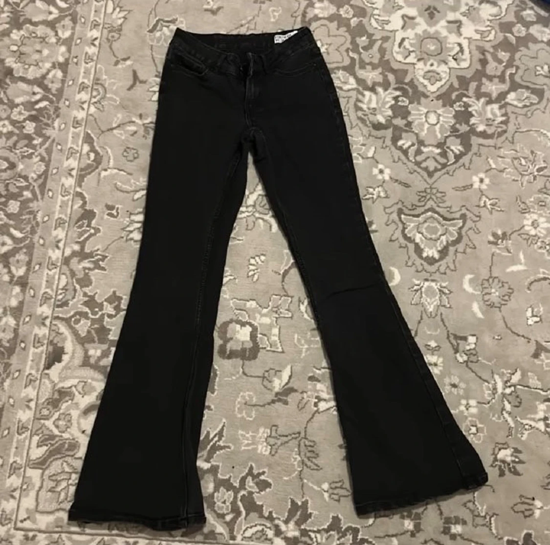 Svarta lågmidjade bootcut jeans från Vero Moda - 2