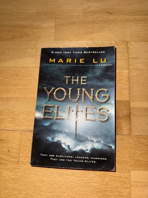 The Young Elites by Marie Lu English - En spännande bok om överlevare med mystiska krafter, hemliga sällskap och farliga fiender. Perfekt för dig som gillar mörka äventyr, fantasy och starka karaktärer. Upptäck en värld där inget är som det verkar och där makt kan vara både en gåva och en förbannelse.