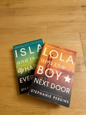 Isla and the Happily Ever After & Lola and the Boy Next Door by Stephanie Perkins English - Två internationella bestsellers av Stephanie Perkins, perfekta för dig som älskar romantik och känslor! Omslagen har färgstarka motiv från New York och San Francisco. Passar unga vuxna som vill drömma sig bort i berättelser om kärlek och relationer.