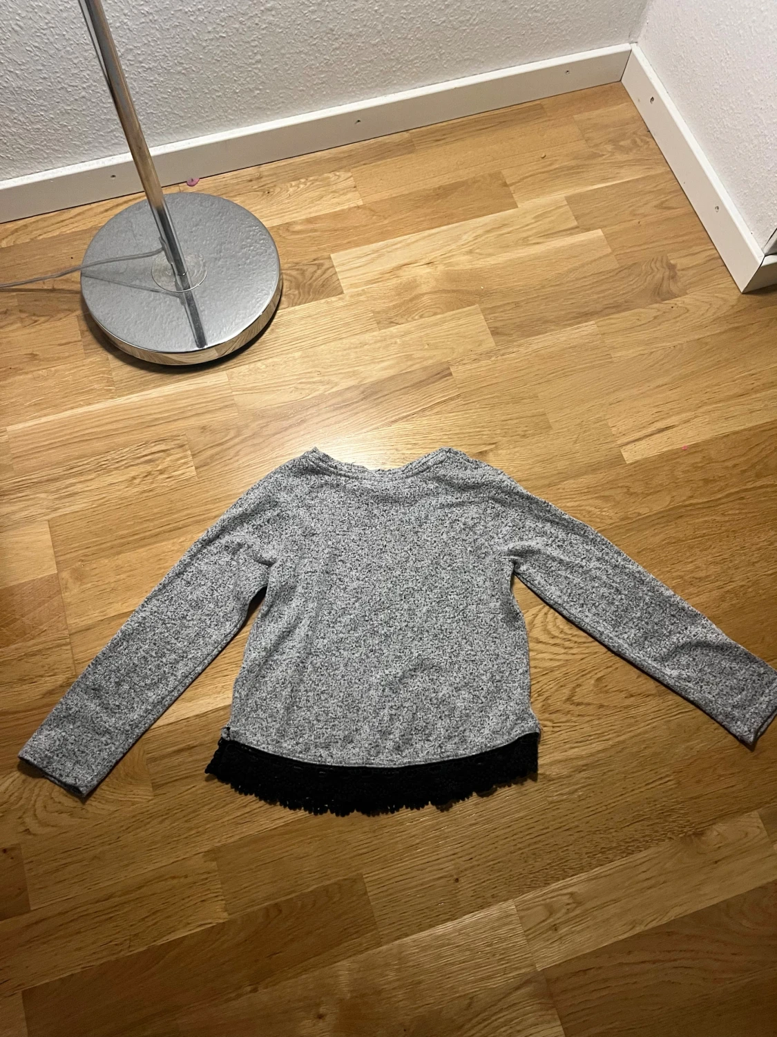 Grå långärmad tröja med spetskant - 1