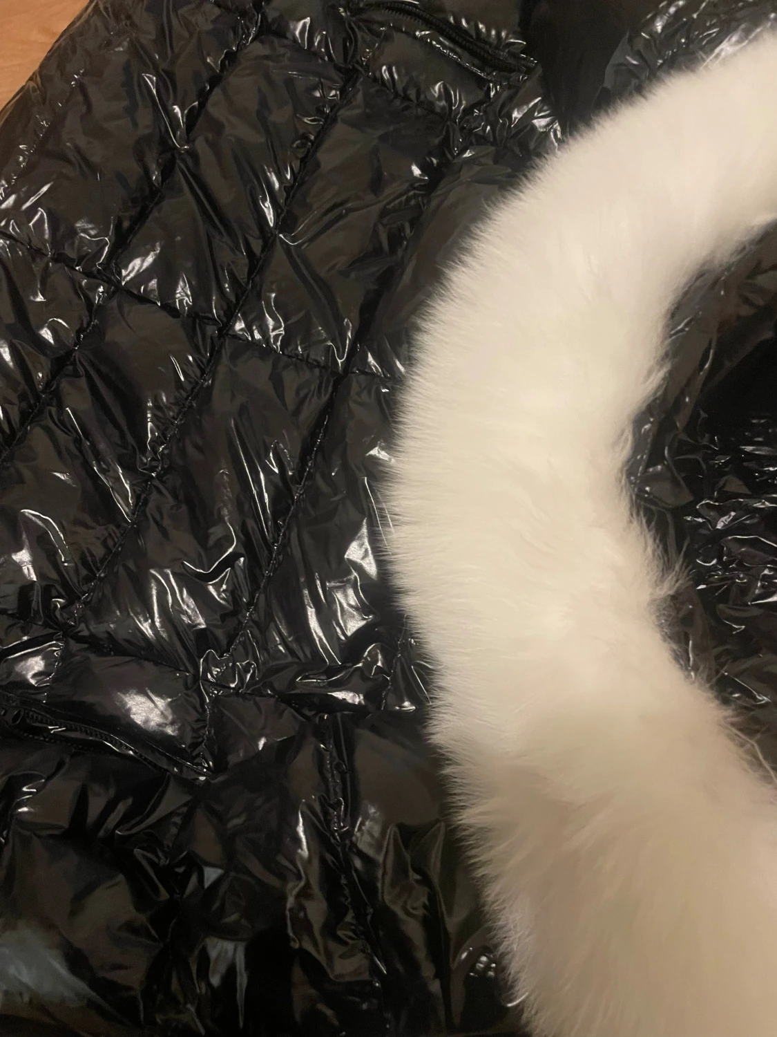 Svart pufferjacka med vit päls - 2