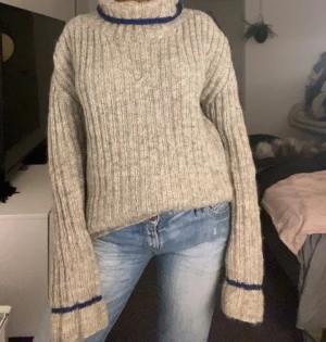 Grå stickad tröja  - Super fin tröja, med blåa detaljer. Passar både xs och s💕