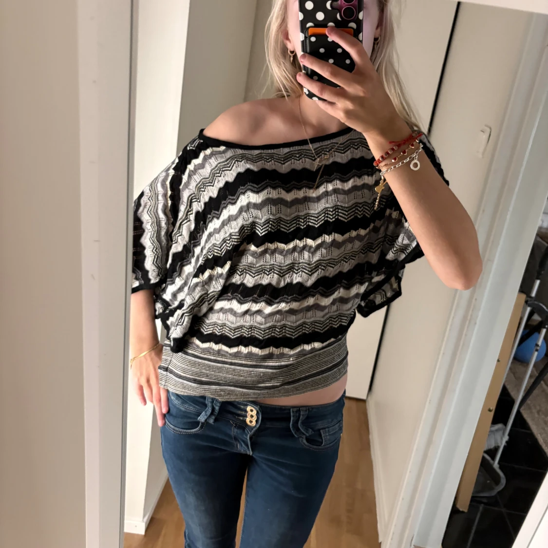 Randig offshoulder blus i svart och grått - 2
